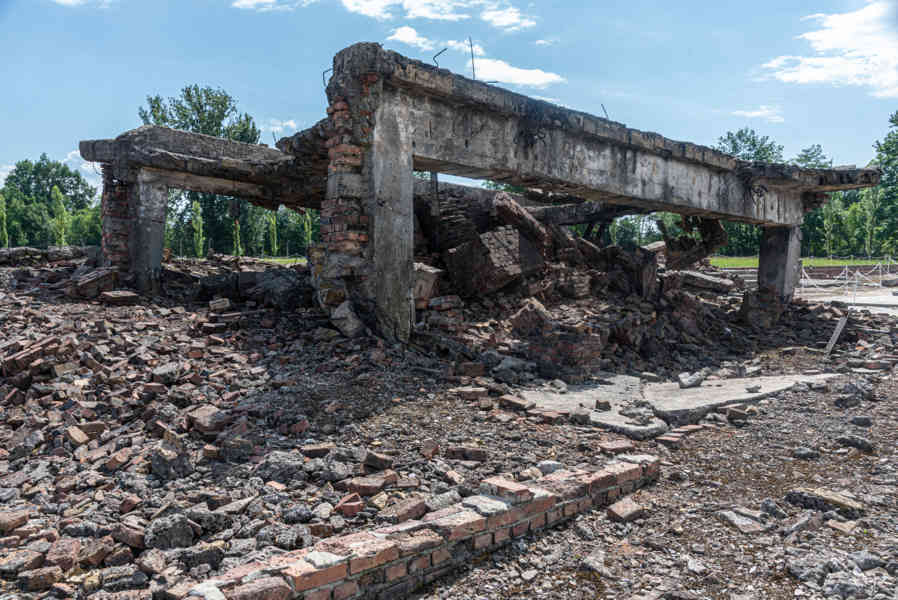 Polonia 079 - Auschwitz ll-Birkenau - crematorios destruidos.jpg